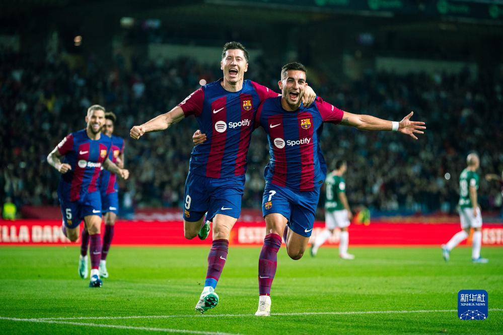 他的一举一 他的一举一